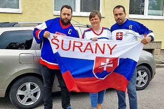 Jaro s bratom Mariánom (vpravo) a jeho manželkou Slávkou precestovali 3 500 km, aby videli slovenských hokejistov na MS.