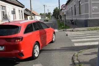 Pri dopravnej nehode osobného auta s motocyklom sa v utorok (24. 5.) podvečer v Lučenci ťažko zranili dve osoby. 