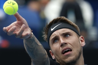 Slovenský tenista Alex Molčan odvracia loptičku na Rusa Romana Safjullina v 1. kole dvojhry na grandslamovom turnaji Australian Open 18. januára 2022 v Melbourne. 