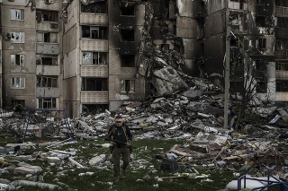 OBNOVA: Po ruskom bombardovaní sú mnohé budovy zničené.