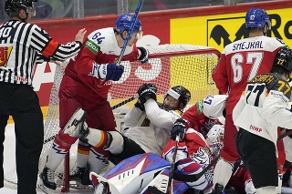 Nemecký hokejista Daniel Schmölz padá do českej brány vo štvrťfinálovom zápase Nemecko - Česko.