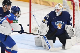 Na snímke slovenský hokejista Adam Sýkora (uprostred) strieľa úvodný gól vo štvrťfinálovom zápase Fínsko - Slovensko.