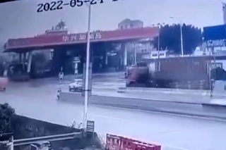 Strašná nehoda zachytená na videu: Nákladnému autu sa odpojil prepravný kontajner plný tovaru. Pozrite kam dopadol, hrôza!