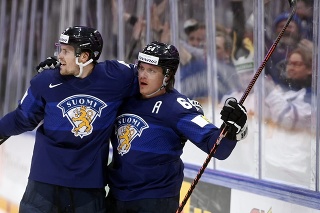 Na snímke vpravo fínsky hráč Mikael Granlund oslavuje gól, vľavo jeho spoluhráč Mikko Lehtonen.