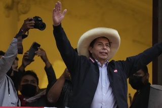 Peruánsky prezidentský kandidát Pedro Castillo zdraví svojich stúpencov v Lime.