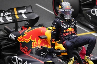 Na snímke mexický pilot formuly 1 Sergio Perez z tímu Red Bull oslavuje víťazstvo vo Veľkej cene Monaka.