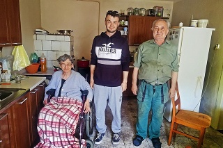 Dušan s manželkou Editou a vnukom Oliverom, ktorý im pomáha.