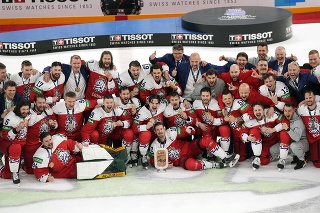 Českí hokejisti pózujú spolu s realizačným tímom pre spoločnú fotografiu s bronzovými medailami.