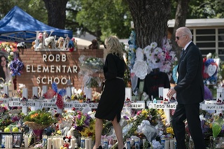 Biden položil kvety pri pamätníku obetí streľby na škole v Texase