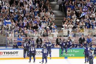 Fínski hokejisti oslavujú gól vo finále MS.