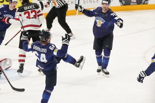 Na snímke uprostred fínsky hráč Mikael Granlund oslavuje gól.
