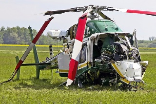 Pri páde vrtuľníka zomreli dvaja hasiči.