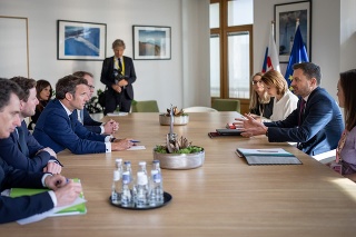 
Na snímke slovenský premiér Eduard Heger (druhý sprava) a francúzsky prezident Emmanuel Macron (tretí zľava) počas stretnutia v rámci dvojdňového summitu premiérov a prezident členských krajín EÚ v Bruseli v utorok 31. mája 2022. Hovorili o spolupráci v oblasti jadrovej energetiky a dodávok jadrového paliva. Témou rozhovoru bola aj vízia silnej a bezpečnej Európy.