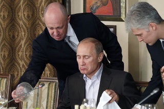November 2011: Jevgenij Prigožin (vľavo) servíruje jedlo vtedajšiemu ruskému premiérovi Vladimirovi Putinovi vo svojej reštaurácii v Moskve. 