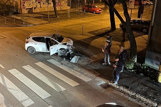 Pri Svätoplukovej ulici 12 v Bratislavskom Ružinove pribúda jedna dopravná nehoda za druhou.