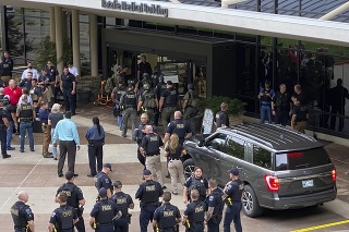 V americkom meste Tulsa došlo v areáli nemocnice k streľbe, útočník zabil najmenej štyroch ľudí.