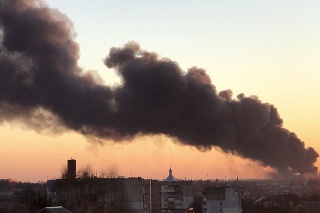 Na snímke dym stúpa po explózii počas 23. dňa ruskej invázie na Ukrajinu 18. marca 2022 v ukrajinskom Ľvove. 