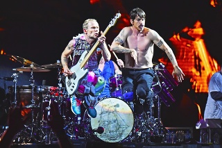 Red Hot Chili Peppers odpália poriadnu rockovú šou.