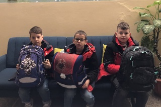 Traja bratia Ivan, Artem a Roman boli trošku vystrašení, no na školu sa veľmi tešili.