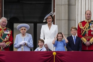 Princ Charles, kráľovná Alžbeta II., princ Louis, Kate, vojvodkyňa z Cambridge, princezná Charlotte, princ George a princ William.
