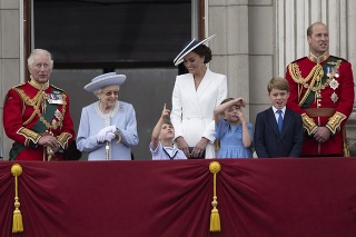 Princ Louis na balkóne Buckinghamského paláca.