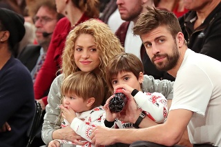 Speváčka Shakira a futbalista Gerard Piqué so synmi