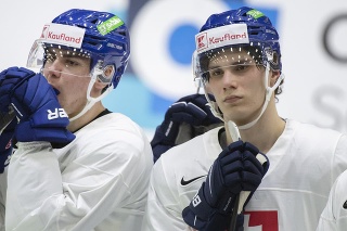 Na snímke hokejisti Juraj Slafkovský (vpravo) a Šimon Nemec počas tréningu.