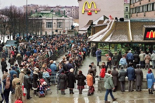 Prvú pobočku otvorili na Puškinovom námestí v Moskve v roku 1990.