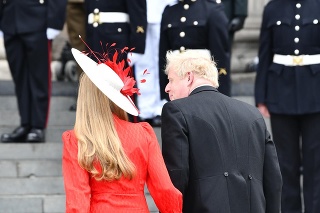 Boris Johnson s manželkou pri príchode na bohoslužbu ako vďakyvzdania kráľovnej Alžbete II.