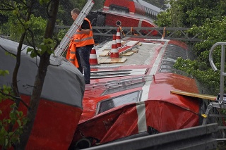 V južnom Nemecku sa v piatok vykoľajil vlak a niekoľko ľudí utrpelo zranenia.