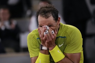 Španielsky tenista Rafael Nadal sa teší po triumfe nad Srbom Novakom Djokovičom.