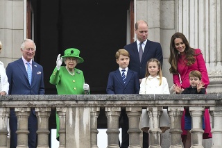 Kráľovná sa v nedeľu objavila po boku svojich priamych dedičov trónu - princov Charlesa, Williama a Georgea.