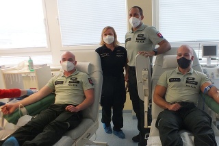 Košickí policajti darovali najcennejšiu tekutinu v rámci Kvapky krvi pre detskú onkológiu. Zľava Peter Kocan (24), Viktória Lobodowska (49), Martin Mušinský (37) a Marek Fehér (25).