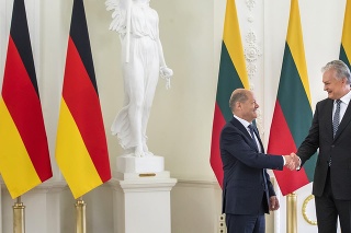 Litovský prezident Gitanas Nauseda víta nemeckého kancelára Olafa Scholza, vľavo, pred ich stretnutím v prezidentskom paláci v litovskom Vilniuse.