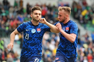 Ján Bernát a Matej Trusa sa tešia po strelení gólu počas zápasu kvalifikácie ME 2023 hráčov do 21 rokov vo futbale Slovensko - Španielsko.