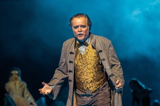 Juraj pôsobil v divadle ako sólista s hlbokým mužským hlasom - bas. 