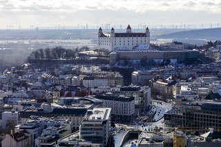 Mestská časť Staré Mesto, uprostred Bratislavský hrad a v pozadí veterná elektráreň v Rakúsku.