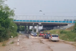 Voda v smere na Janíkovce siahala motoristom vysoko.