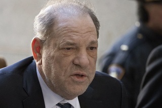 Na archívnej snímke z 12. februára 2020 hollywoodský magnát Harvey Weinstein