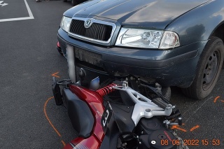 Pri dopravnej nehode utrpel motocyklista ťažké zranenia.
