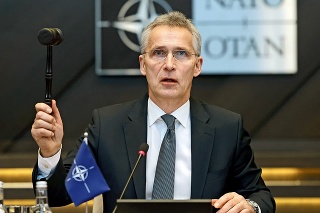 Poľský premiér Mateusz Morawiecki chce diskusiu na pôde NATO, ktorej šéfuje Jens Stoltenberg.