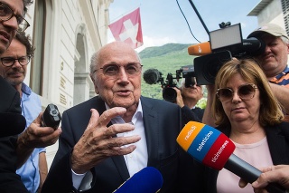 Na snímke bývalý prezident Medzinárodnej futbalovej federácie (FIFA) Joseph Blatter (uprostred) hovorí počas odchodu zo súdu vo švajčiarskom meste Bellinzona.  