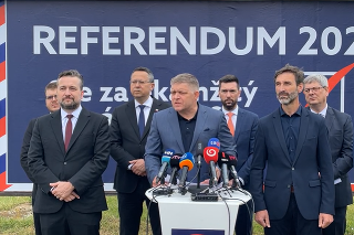 Strana SMer-SD spustila zber podpisov pod referendum.