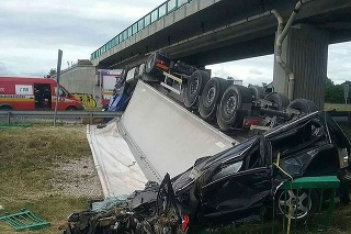 Kamión s osobným autom v Trnave prerazili zvodidlá a zrútili sa z nadjazdu.