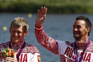 Alexander Djačenko (vpravo) dodatočne príde o zlatú medailu z OH 2012 v Londýne.