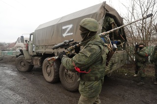 Fotografia zhotovená 5. marca 2022 zobrazuje ozbrojený personál v Donecku.
