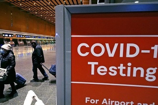 Cestujúci čakajú na testovanie na ochorenie Covid-19 na letisku v Bostone.