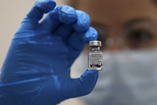 Zdravotná sestra drží v ruke vakcínu proti COVID-19 od spoločnosti Pfizer a BioNTech.