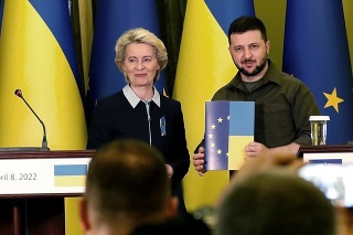Ukrajinský prezident Volodymyr Zelenskyj (vpravo) prijíma dotazník na začatie procesu vstupu Ukrajiny do EÚ po podaní prihlášky o členstvo v EÚ z rúk predsedníčky Európskej komisie (EK) Ursuly von der Leyenovej.