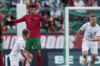 Portugalský hráč Cristiano Ronaldo (uprostred) gestikuluje s Čechom Michalom Sadílkom (druhý zľava) vo futbalovom zápase 3. kola Ligy národov  Portugalsko - Česko v Lisabone.
